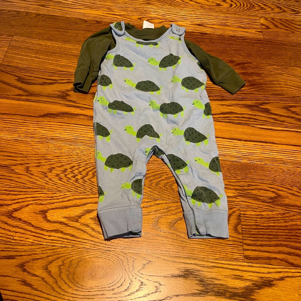 Hanna andersson overall set. Turtles. EUC. 12-18 months.